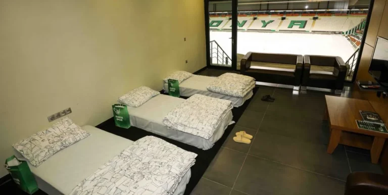 Σεισμός στην Τουρκία: Η Κόνιασπορ μετέτρεψε το γήπεδό της σε καταφύγιο για τους σεισμοπαθείς