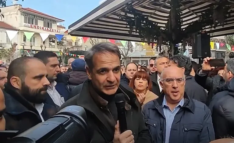 Πτολεμαΐδα: Πολίτης έβαλε τον… ύμνο του ΠΑΣΟΚ την ώρα που έφτανε ο Μητσοτάκης!