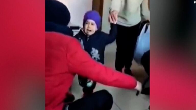 Μετά τον εφιάλτη, η αγαλλίαση: Πατέρας και κόρη συναντιούνται ξανά μετά τον σεισμό