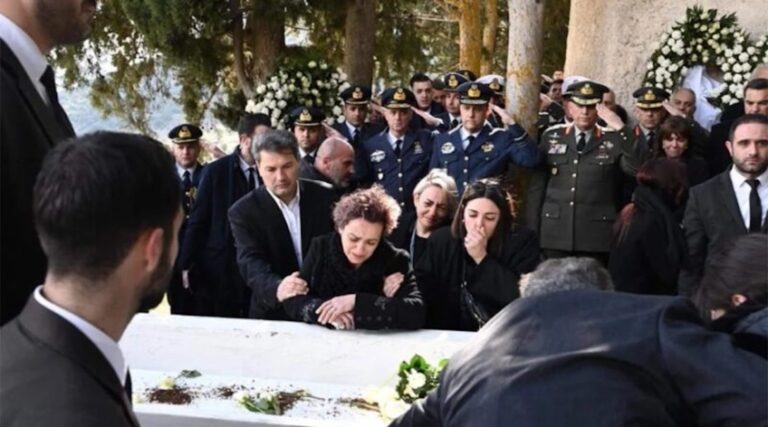 Ο σπαραγμός των γονιών του υποσμηναγού Τουρούτσικα στην ταφή του – Φωτογραφίες που ραγίζουν και τις πιο σκληρές καρδίες
