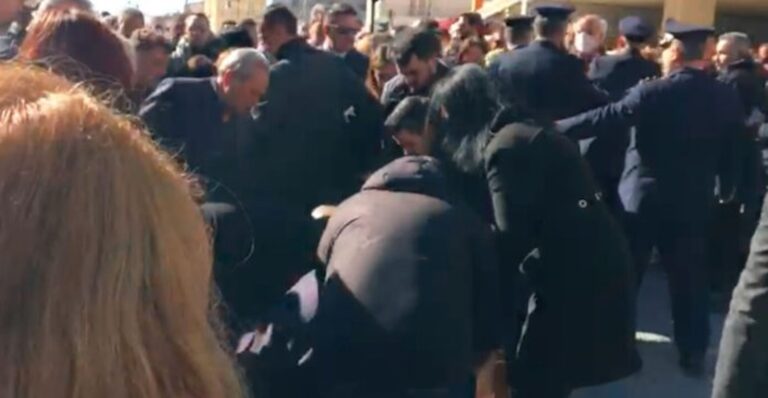 Δραματικές στιγμές: Κατέρρευσε μετά την κηδεία η μητέρα του υποσμηναγού Τουρούτσικα