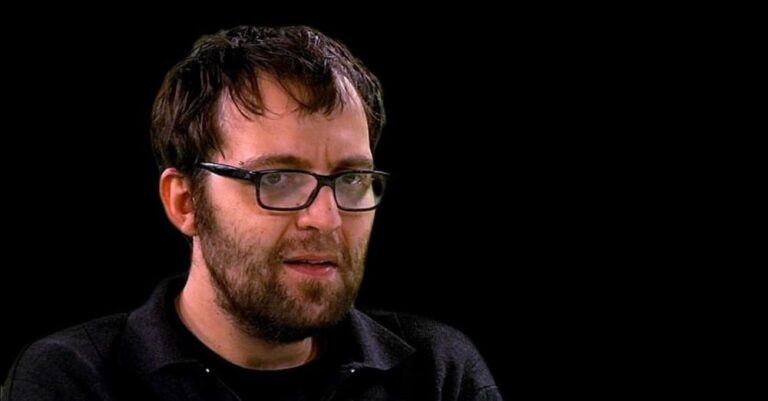 Συγκλονιστικός Αύγουστος Κορτώ: «Δεν θα τολμούσα να φέρω στον κόσμο ένα παιδί που να τραβήξει όσα τράβηξα απ’ τη μάνα μου»