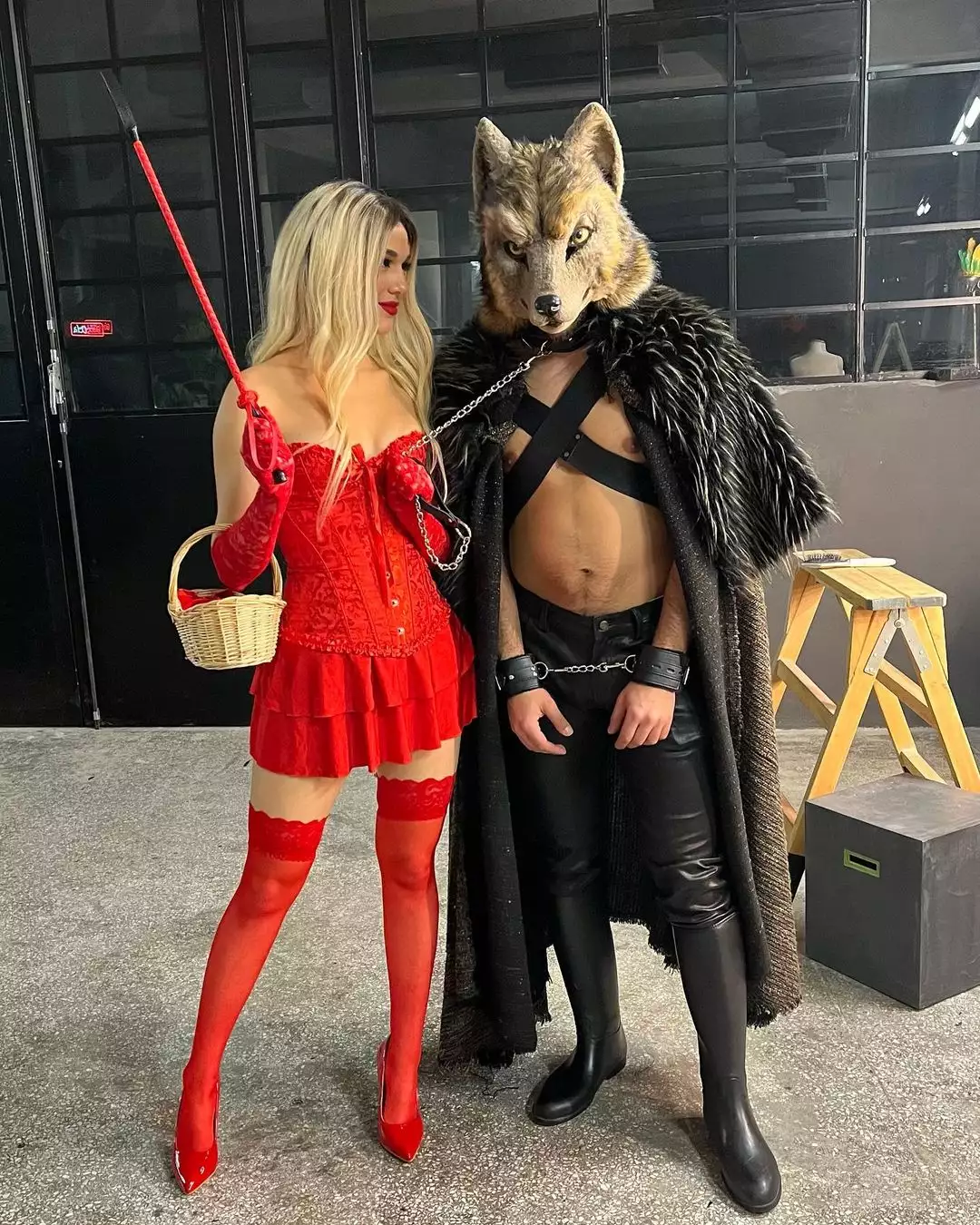 Μελίνα Νικολαΐδη: Ντύθηκε κοκκινοσκουφίτσα έχοντας αλυσοδεμένο τον λύκο σύντροφο της 4 332122642 206504075255994 6472437302888585536 n 1