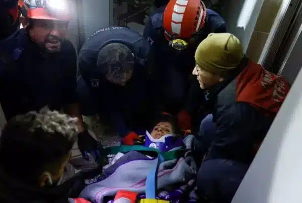 «Θαύμα»: Έσωσαν δύο γυναίκες μετά από 122 ώρες στα ερείπια 2 34 600x405 1