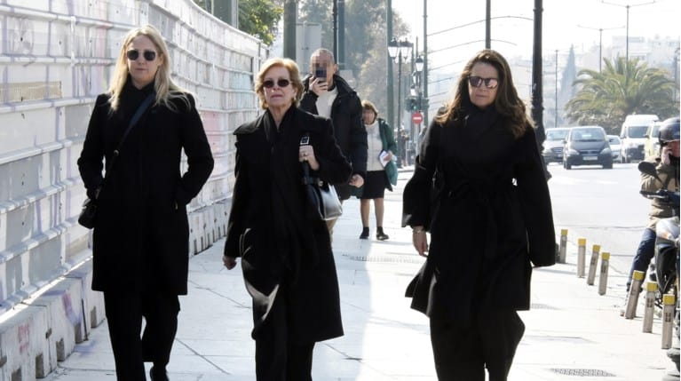 Αλεξία – Θεοδώρα: Μαυροφορεμένες στην Αθήνα οι κόρες του τέως – Το γεύμα στην περιοχή του Χίλτον