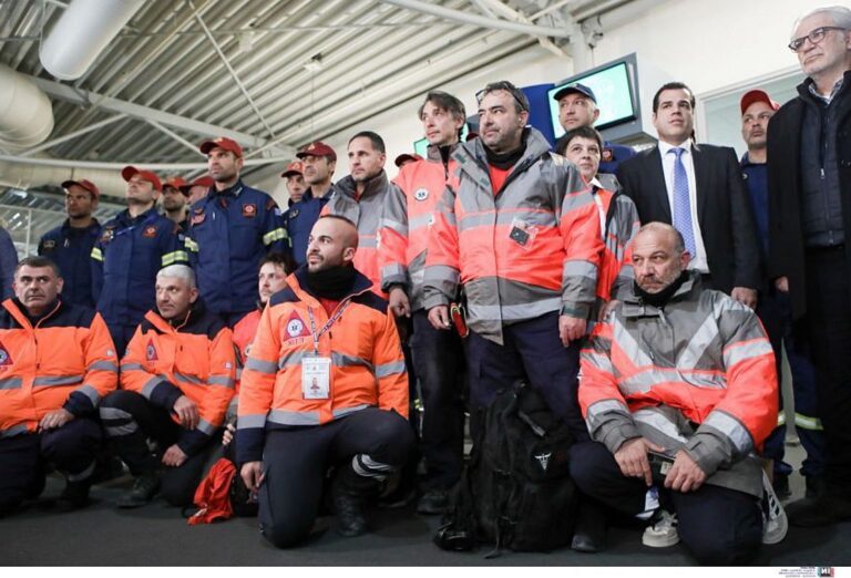 Λουλούδια και αγκαλιές στα μέλη της ΕΜΑΚ που επέστρεψαν από την Τουρκία: «Κάναμε αυτό που θα κάναμε και στην πατρίδα μας»