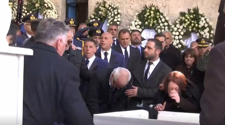 «Δεν μου κοβόντουσαν τα χέρια»: Κατέρρευσε ο πατέρας του Μάριου – Μιχαήλ Τουρούτσικα στην ταφή του