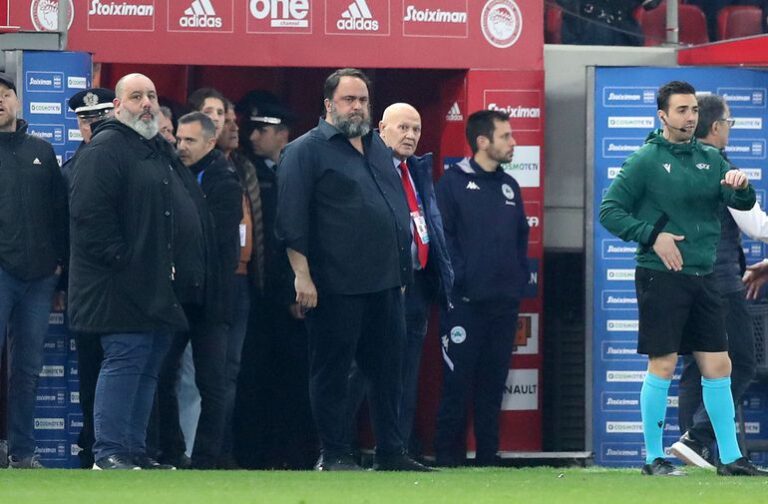 Έξαλλος ο Μαρινάκης: Κατέβηκε στον αγωνιστικό χώρο για να διαμαρτυρηθεί