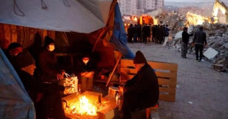Σεισμός Τουρκία – Φρικτές διηγήσεις δημοσιογράφων: «Λύκοι τρώνε τα πτώματα»
