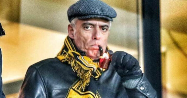 Δερμάτινο μπουφάν, τραγιάσκα και πίπα: Σούσουρο με την εμφάνιση του Νίκου Ευαγγελάτου, δεν τον γνώρισε κανείς