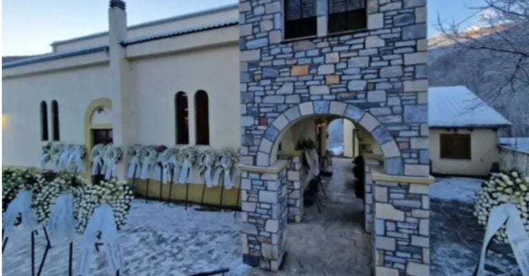 Πτώση Φάντομ- Κηδεία του πιλότου Ευστάθιου Τσιτλακίδη. Δεκάδες στεφάνια έξω απο την χιονισμένη εκκλησία