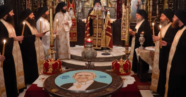 Εκκλησία στη Φωκίδα έκανε μνημόσυνο για τον τέως Βασιλιά Κωνσταντίνο: Κορώνες και κόλλυβα με τη φωτογραφία του
