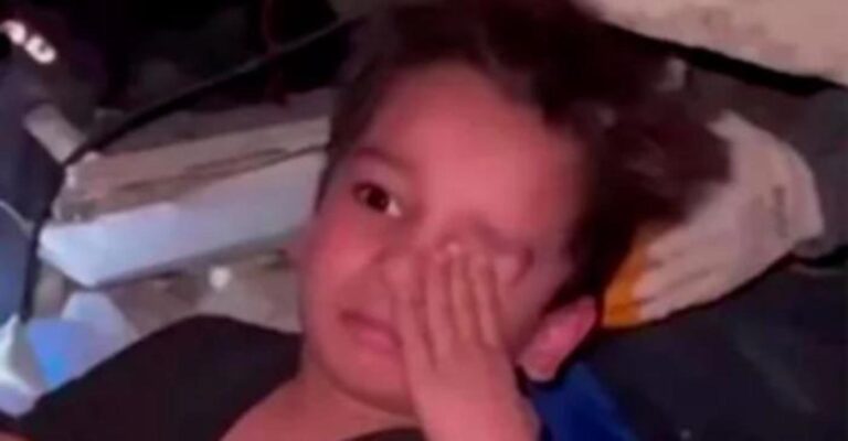 Αγοράκι κοιμόταν κάτω από τα ερείπια μέχρι που το ξυπνούν οι διασώστες – Συγκλονίζει η αντίδρασή του