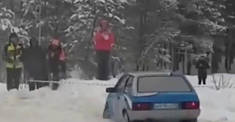 Οδηγός τράκαρε σε ράλι γιατί κοιτούσε μια γυναίκα που έδειξε το στήθος της