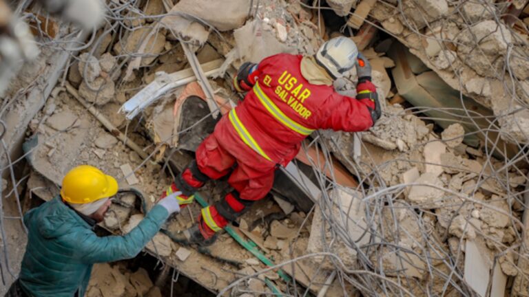 Απεγκλώβισαν 30χρονη γυναίκα και ένα 5χρονο αγόρι 6 μέρες μετά  