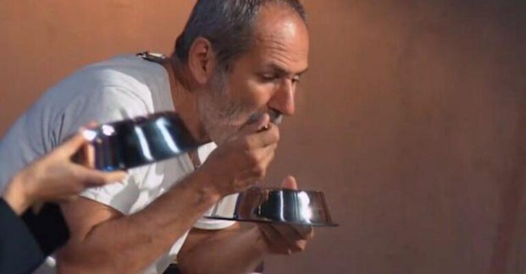 Απίστευτο! Ο Πολ Ευμορφίδης έφαγε… σκυλοτροφή on air – Έμειναν όλοι άναυδοι