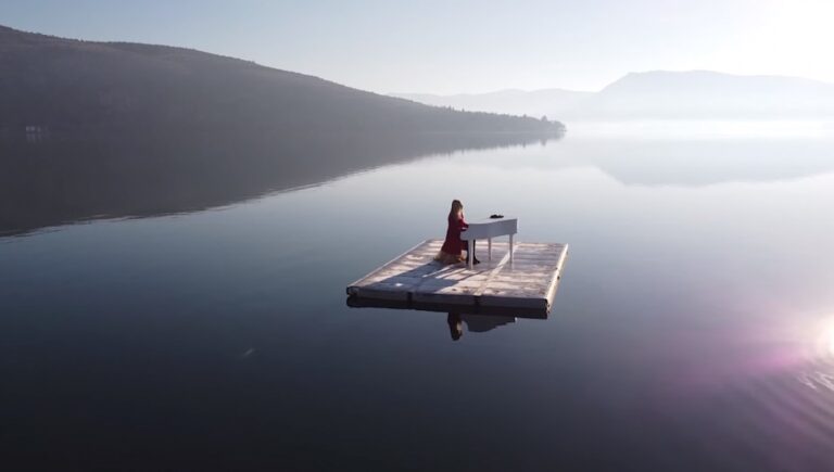 Απίστευτο θέαμα στην Καστοριά: «Ιπτάμενη πιανίστρια» παίζει πιάνο στη μέση της λίμνης