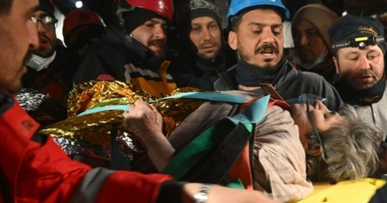 Αψήφησαν κάθε πιθανότητα: Διέσωσαν τη 42χρονη Μελίκε μετά από 222 ώρες στα ερείπια  