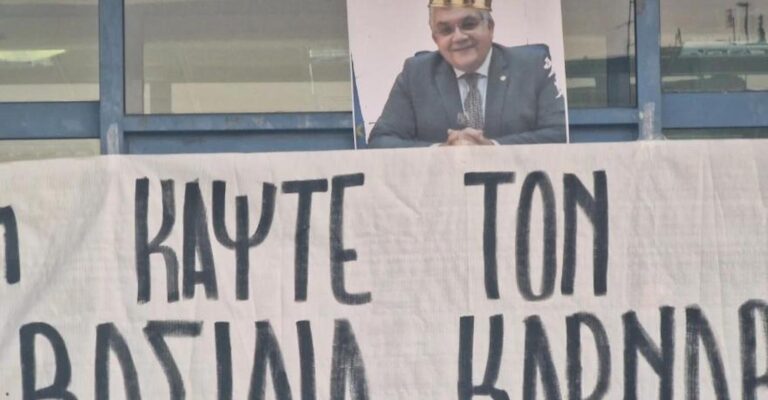 «Βασιλιάς καρνάβαλος»: Φοιτητές του ΑΠΘ ζωγράφισαν κορώνα στο κεφάλι του πρύτανη