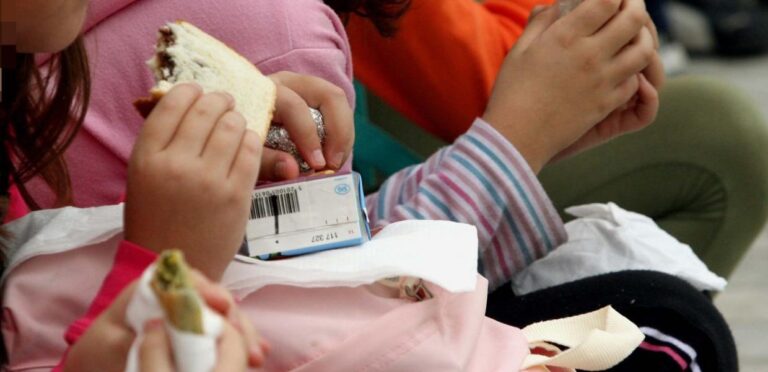 Χαμός σε σχολείο στην Καβάλα: Μαθητής κόντεψε να πνιγεί με το κολατσιό του – Πώς τον έσωσαν η δασκάλα και η νοσηλεύτρια