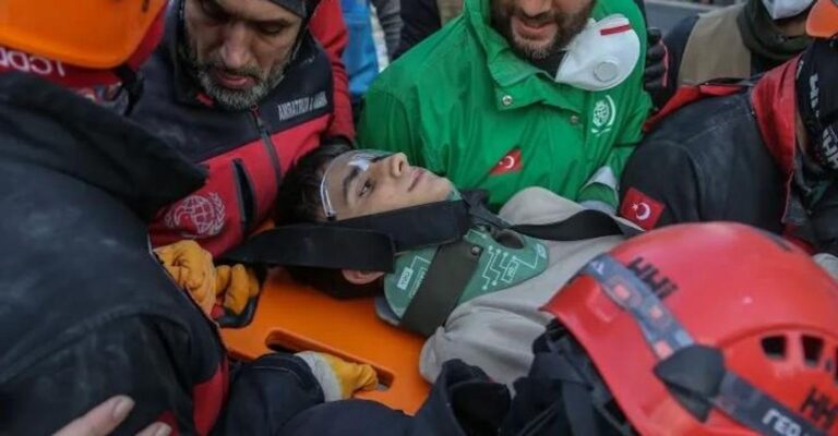 Χαρμόσυνα νέα από τα συντρίμμια: Ανασύρθηκε εξαμελής οικογένεια μετά από 101 ώρες