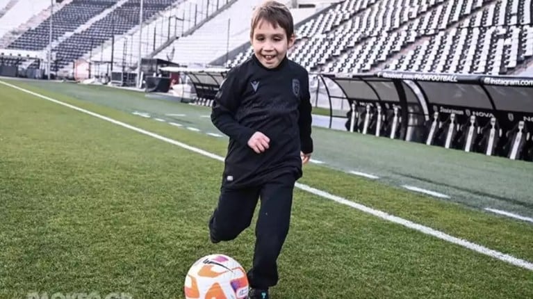 Ένας μικρός ήρωας της ζωής: Ο Σωκράτης νίκησε και γνώρισε τους παίκτες του ΠΑΟΚ – Σκόραρε στην Τούμπα