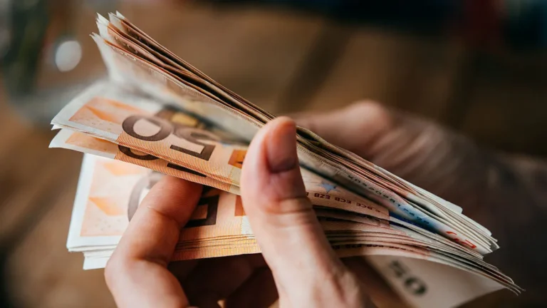 Λάρισα: 56χρονη ξάφρισε 155.000 ευρώ από τον 80χρονο αρραβωνιαστικό της