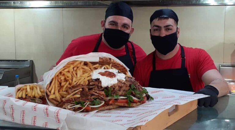 Έφτιαξαν πιτόγυρο-ανθοδέσμη για του Αγίου Βαλεντίνου στην Κρήτη