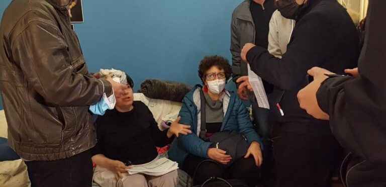 Άγιος Παντελεήμονας: Εικόνες ντροπής – Πήγαν να κάνουν έξωση σε ανάπηρη γυναίκα