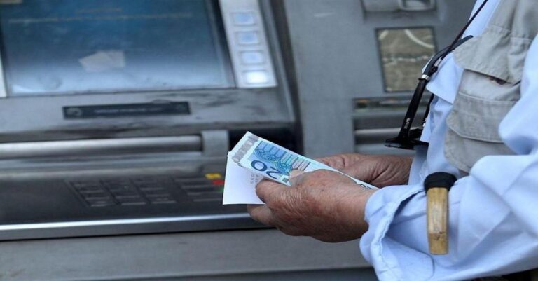 Ενας γεροντάκος βρήκε 1.900 ευρώ στο ΑΤΜ και τα πήρε. Μακάρι να μην τα έπαιρνε ποτέ, βρήκε μεγάλο μπελά
