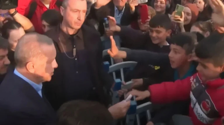 Τουρκία: Ο Ερντογάν μοίραζε μετρητά στους σεισμόπληκτους λες και είναι ζητιάνοι