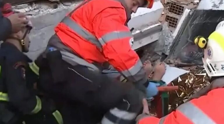 «Έβγαλα τα γάντια μου και της έπιασα τα ποδαράκια όπως κάνω στο γιο μου»: Συγκλονίζουν οι μαρτυρίες των ανδρών της ΕΜΑΚ