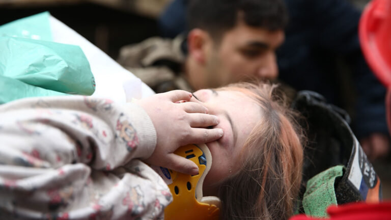 Όταν οι λέξεις χάνουν το νόημά τους: Τα μάτια ενός παιδιού μέσα στα συντρίμμια στην Τουρκία