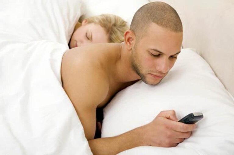 Γνώρισα κάποιον στο ίντερνετ, που είναι παντρεμένος. Με ζηλεύει και θέλει, λέει, να συναντηθούμε, αλλά όλο το αναβάλλει…