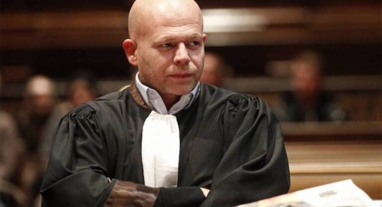 Politico: Η Εύα Καϊλή προσέλαβε τον «δικηγόρο του διαβόλου» – Τον άνθρωπο που υπερασπίστηκε τον μακελάρη του Μπατακλάν