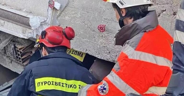 Η ελληνική ΕΜΑΚ απεγκλωβίζει 2 μικρά κoρίτσια – 7 μέτρα κάτω από τη γη