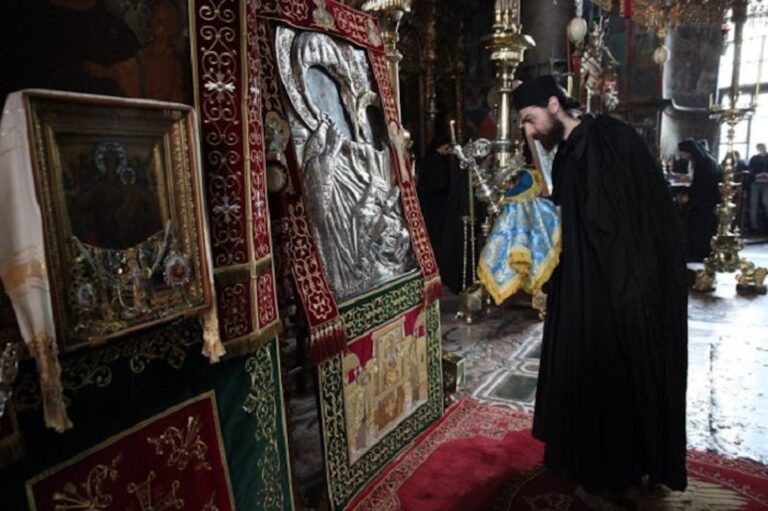 Η Παναγία δεν άφησε νέο προσκυνητή να ασπαστεί την εικόνα της