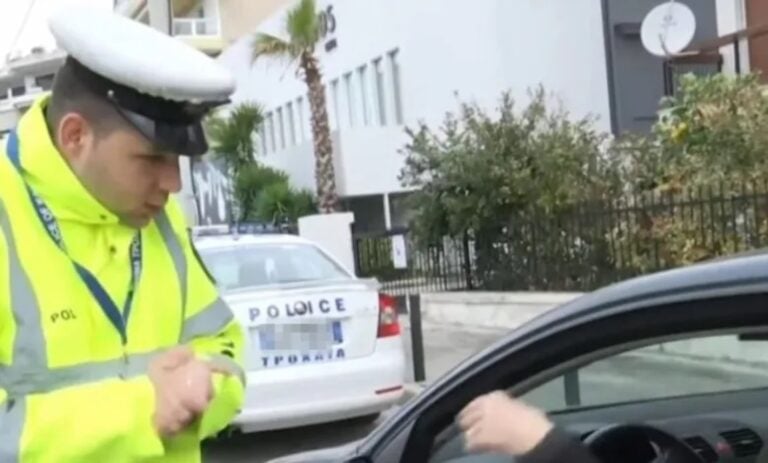 Ηλικιωμένη σε τροχονόμο για τις αλυσίδες: «Πάω λαϊκή και θα πάρω τηλέφωνο να μου τις φέρουν»