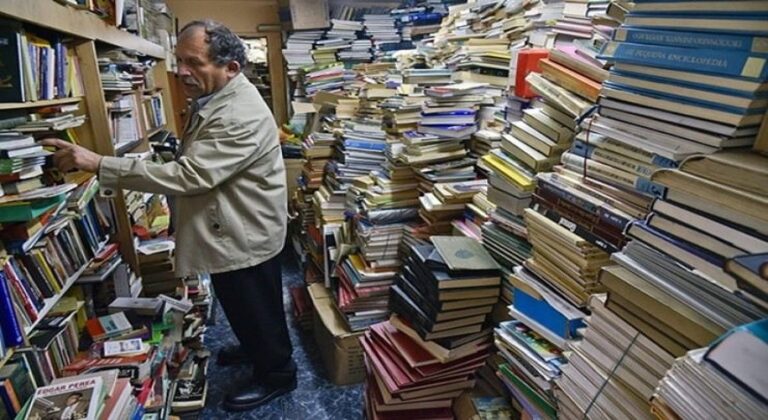 Σκουπιδιάρης μάζεψε 25.000 βιβλία από τα σκουπίδια και με αυτά έφτιαξε βιβλιοθήκη για τα φτωχά παιδιά