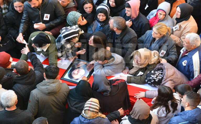 Απέραντη θλίψη: Με μία μπάλα βόλεϊ το τελευταίο αντίο στη σχολική ομάδα που χάθηκε στα χαλάσματα