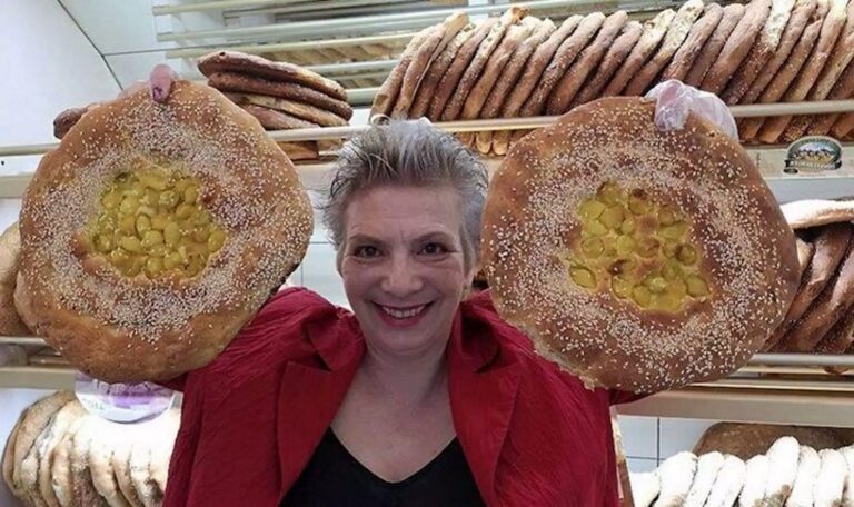 Αυτή είναι η λαγάνα με τα ντολμαδάκια που κάνει θραύση στη Θεσσαλονίκη