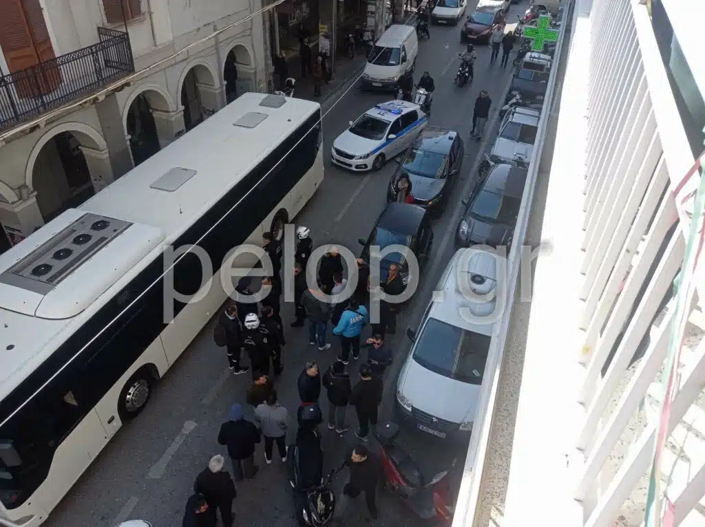 Περαστικοί έδωσαν ψιλές και ένα μάθημα σε νταή που χτυπούσε την κοπέλα του στον δρόμο 21 korinthou patreos3 1024x766 1