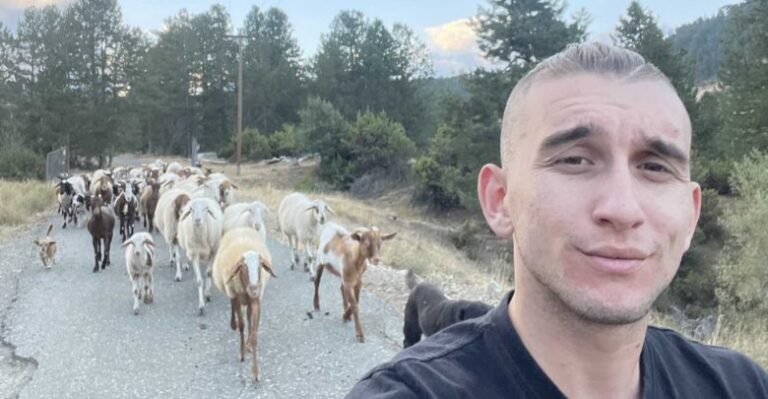 Ο 23χρονος Κώστας που επέλεξε να ζήσει με τους μαύρους χοίρους, τα πρόβατα και τα μοσχάρια