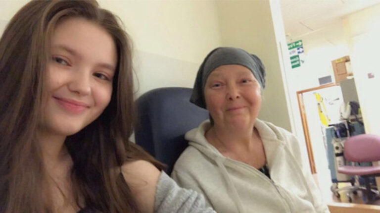 Μαμά και κόρη διαγνώστηκαν με καρκίνο δίνοντας μαζί την πιο γενναία τους μάχη