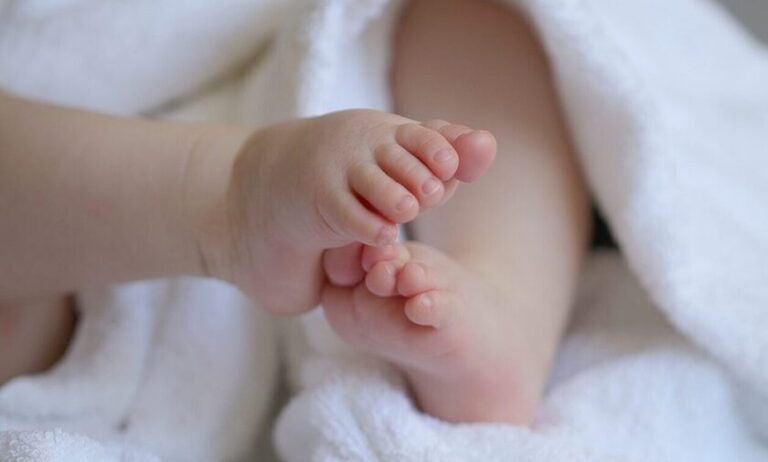 Μάνα τέρας στο εδώλιο για τον θάνατο του βρέφους της – Κατηγορείται ότι του έδινε βότκα