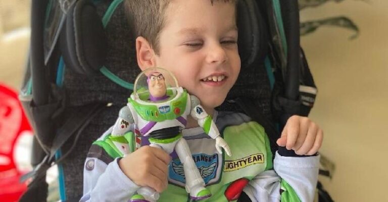 «Με τα φτερά του νου…οδεύω προς τα όνειρα μου»: Το μήνυμα ενθάρρυνσης του 6χρονου Δημήτρη με εγκεφαλική παράλυση