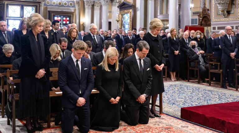 Μνημόσυνο τέως βασιλιά Κωνσταντίνου: Συγκίνηση στη Μητρόπολη – Γονάτισαν τα παιδιά του