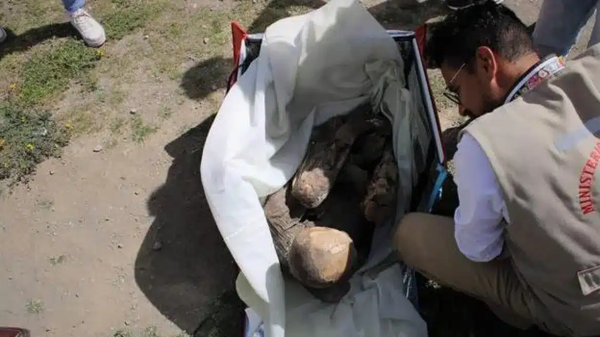 Ντελιβεράς στο Περού μετέφερε μούμια για να τη δείξει σε φίλους του 2 moumia peru