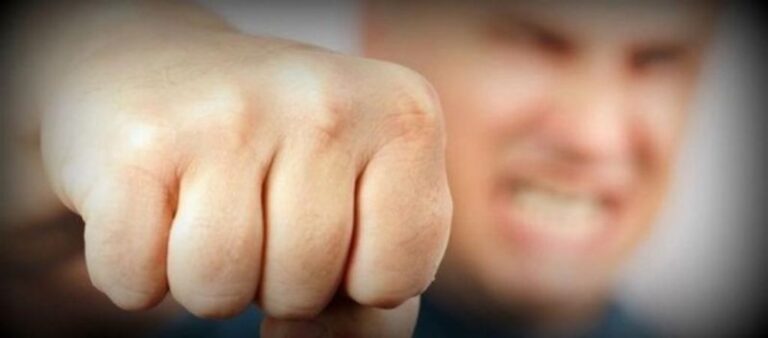 Πα-Τέρας στη Λάρισα χτυπούσε τον ανήλικο γιο του στη μέση του δρόμου!