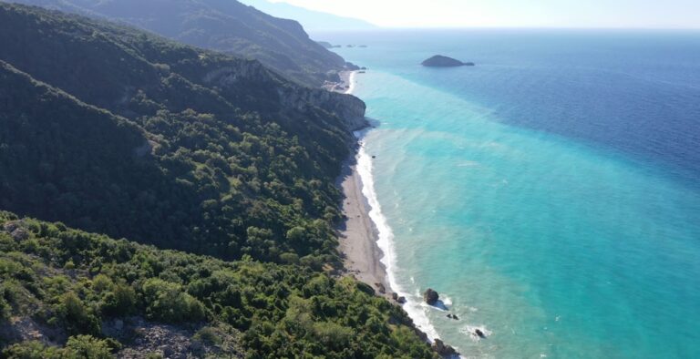 Η Χιλιαδού τα κατάφερε! Καλύτερη ευρωπαϊκή τοποθεσία γυρισμάτων για το 2022 η παραλία της Εύβοιας